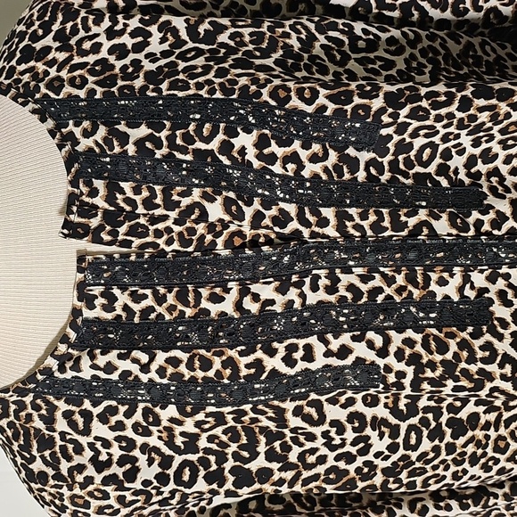 Chico's Leopard‎ Print Women's Top. Size XL CHICO'S 3.  tab Sleeves. Easy Care. - Picture 2 of 9